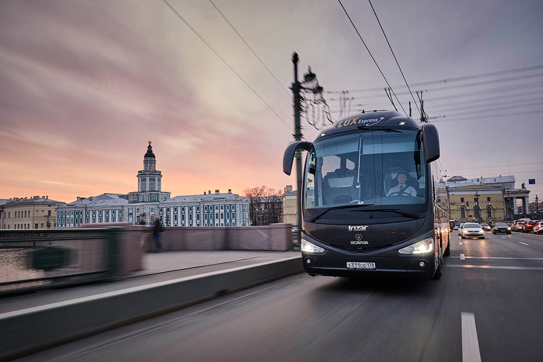 Автобус Lux Express на закате в Санкт-Петербурге