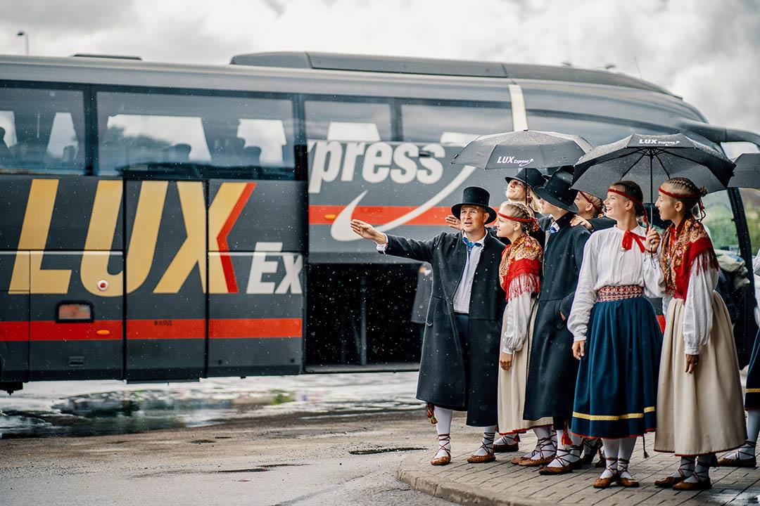 Lux Express and people in Estonian traditional clothes
