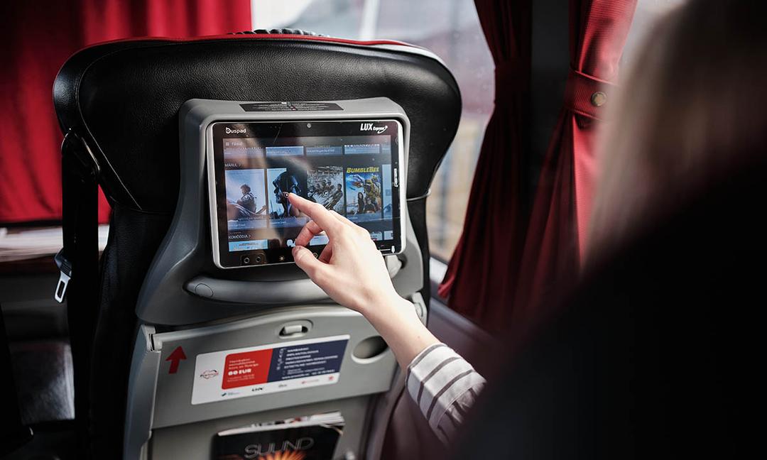 Osobisty ekran multimedialny do oglądania filmów w autobusie Lux Express
